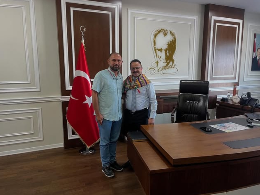 İlçemiz Belediye Evleri Mahallesi Muhtarı ve Yörükler Dernek Başkan Yardımcısı İsmail ÇELİK Kaymakamımız Sayın Hakan ALKAN'ı Makamında Ziyaret Etti.
